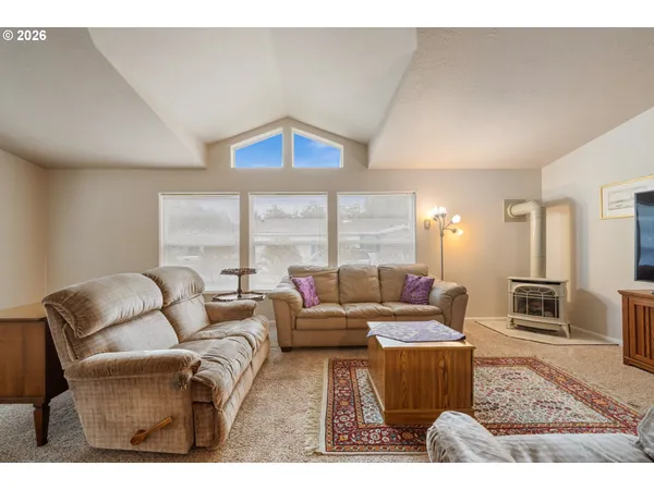 $365,000 | 370 Anchor Avenue East, Depoe Bay, OR 97341