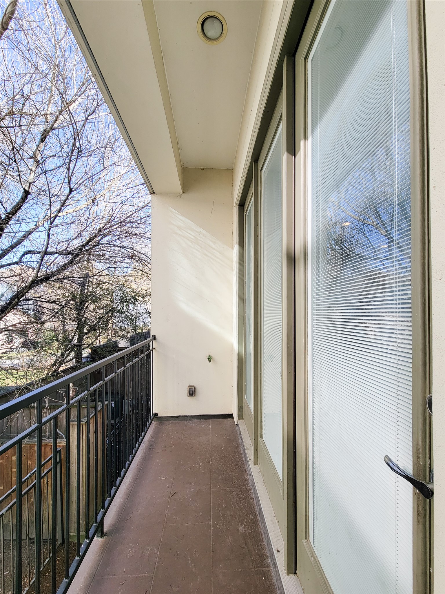 12 Hermann Park Court Houston, TX 77021 - Photo 24 of 43 a view of balcony with wooden floor
