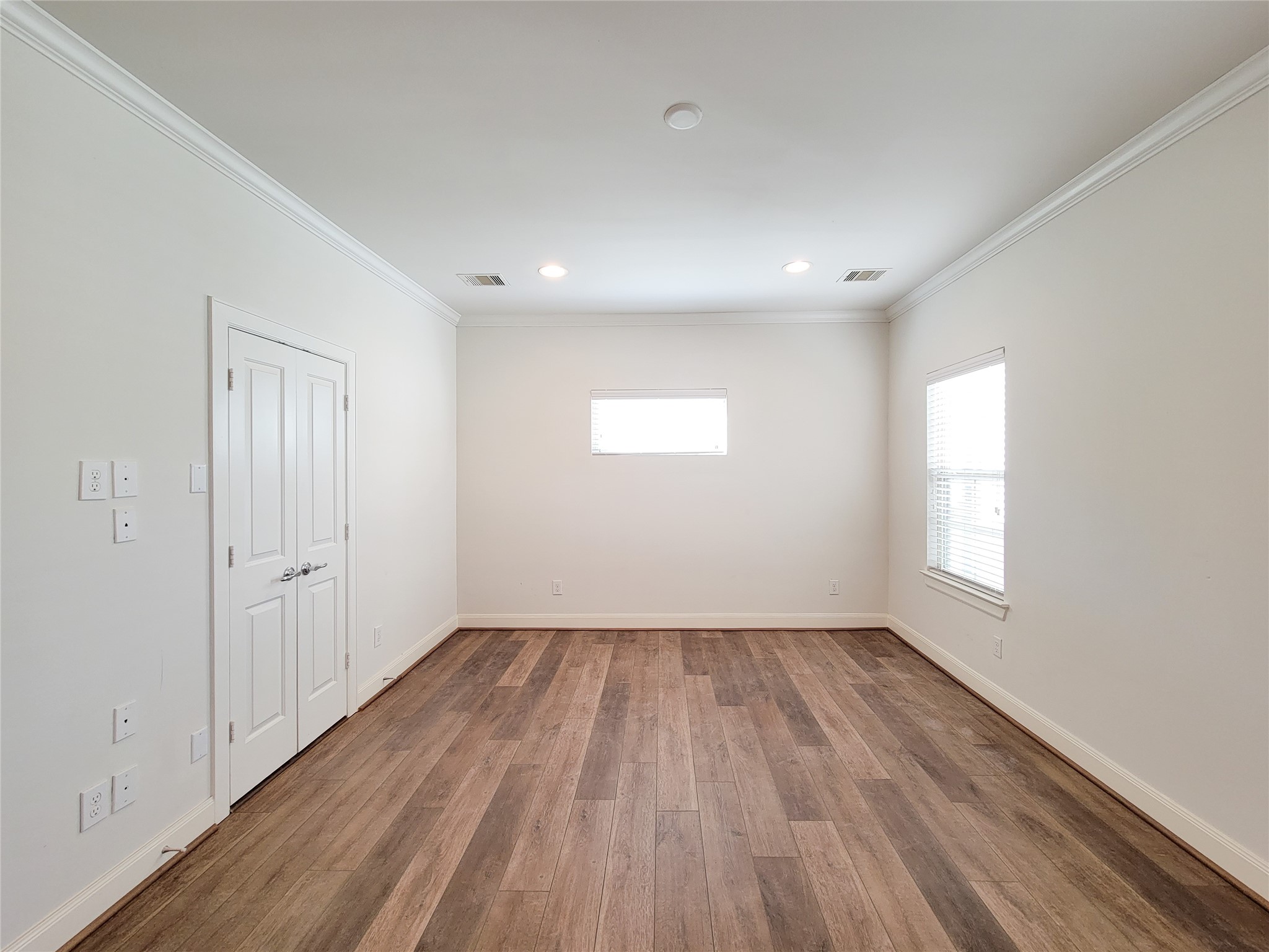 12 Hermann Park Court Houston, TX 77021 - Photo 26 of 43 an empty room with wooden floor and windows