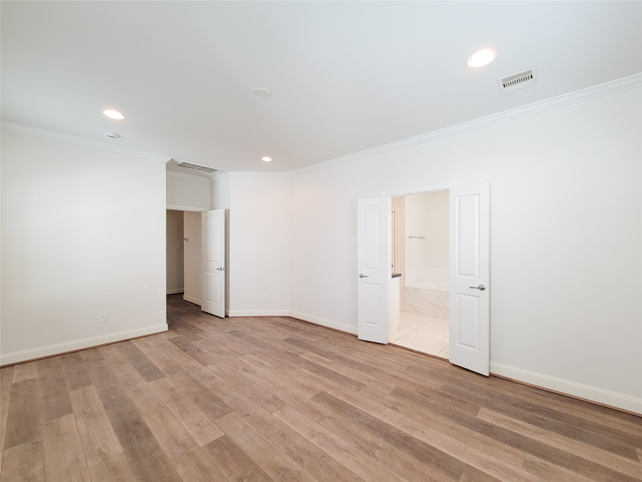 12 Hermann Park Court Houston, TX 77021 - Photo 28 of 43 a view of an empty room