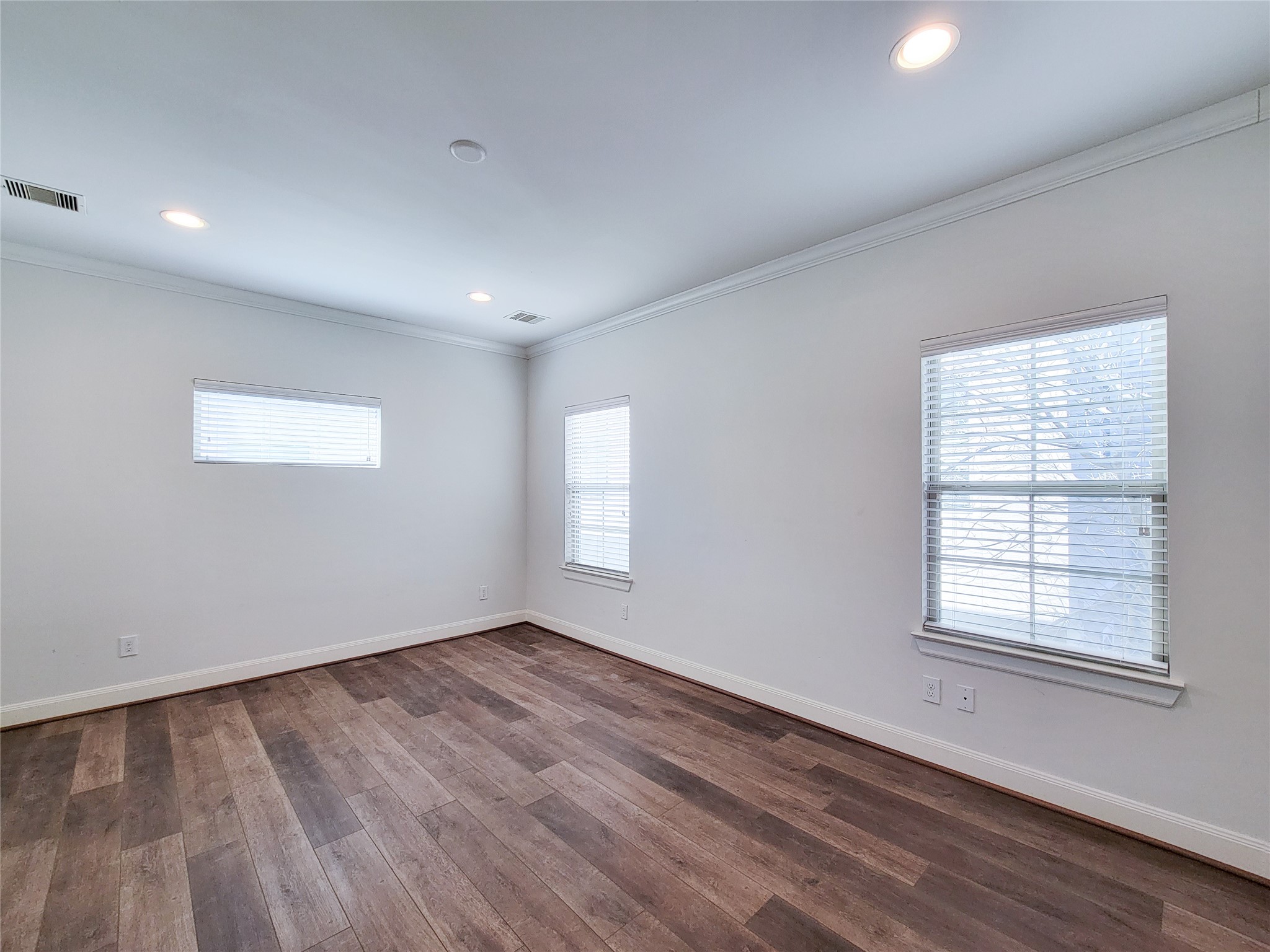 12 Hermann Park Court Houston, TX 77021 - Photo 34 of 43 an empty room with wooden floor and windows