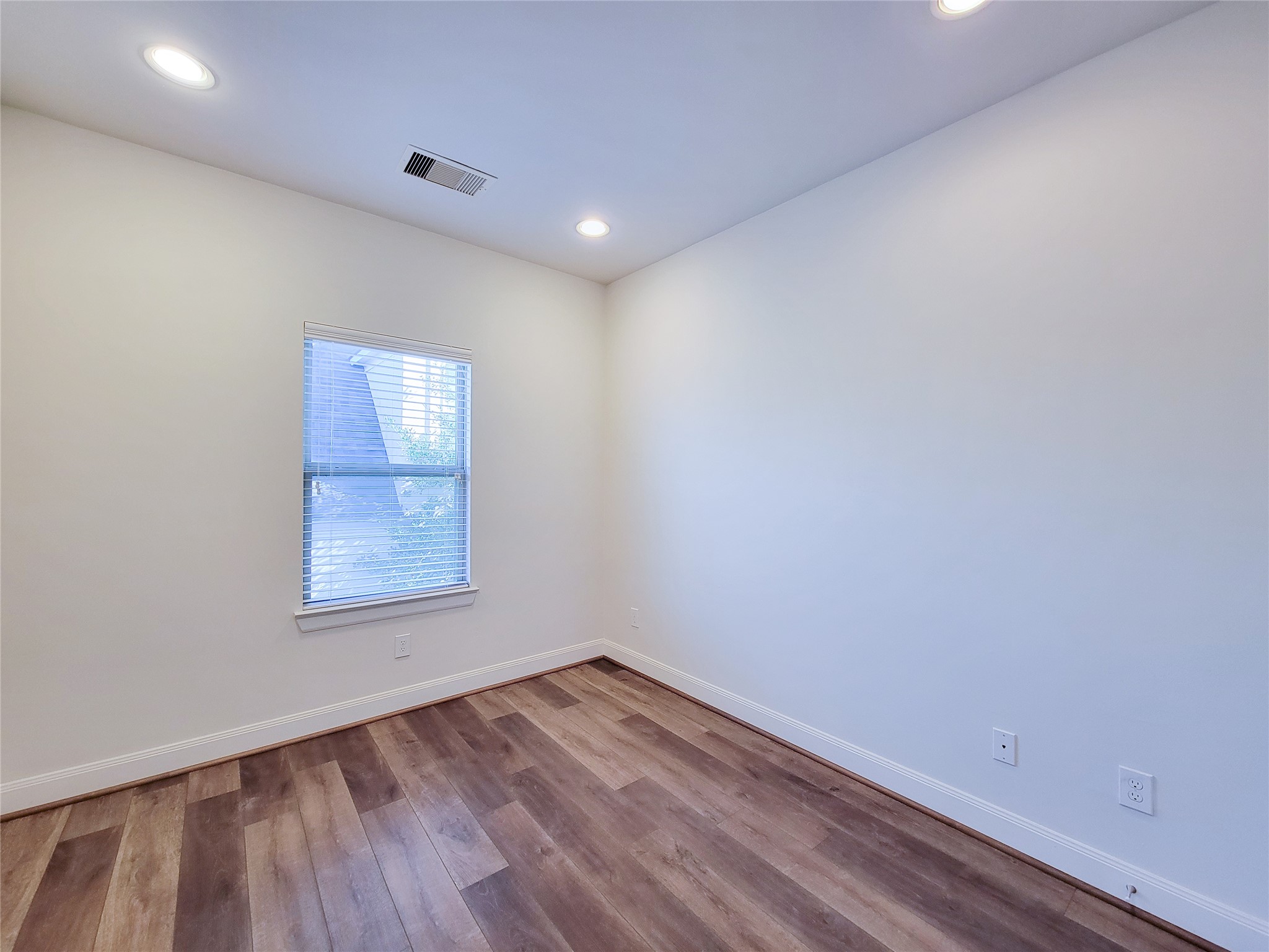 12 Hermann Park Court Houston, TX 77021 - Photo 35 of 43 an empty room with wooden floor and windows
