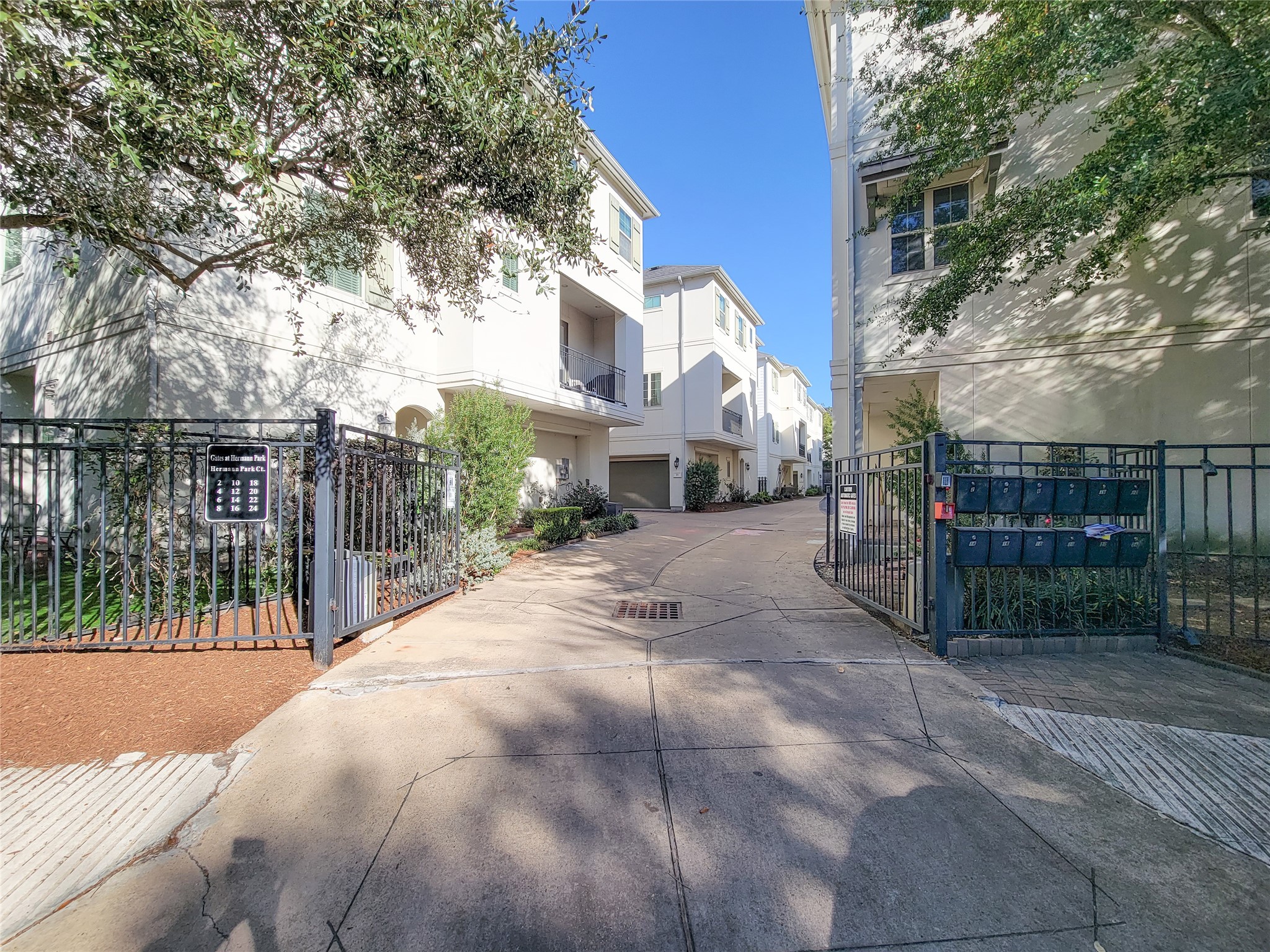 12 Hermann Park Court Houston, TX 77021 - Photo 4 of 43 a view of street with patio
