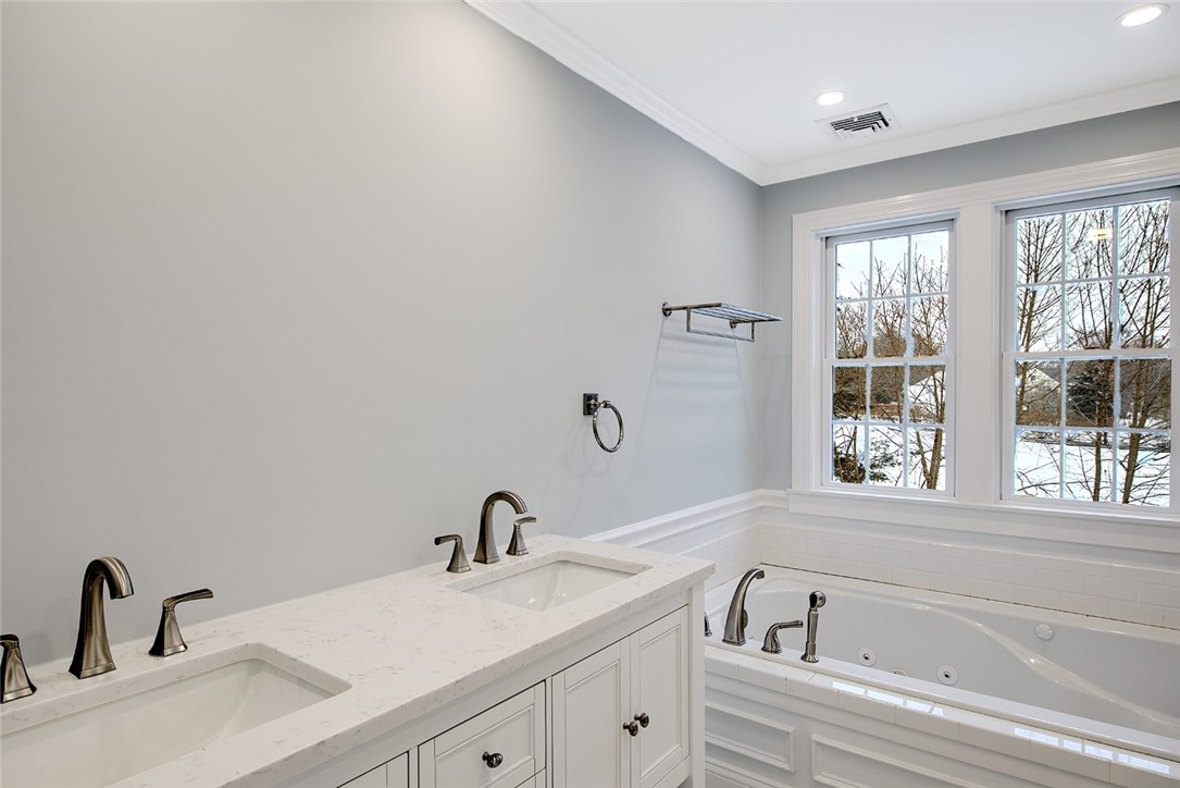 18 Mayfield Road Barrington, RI 02806 - Photo 22 of 37 Primary bath