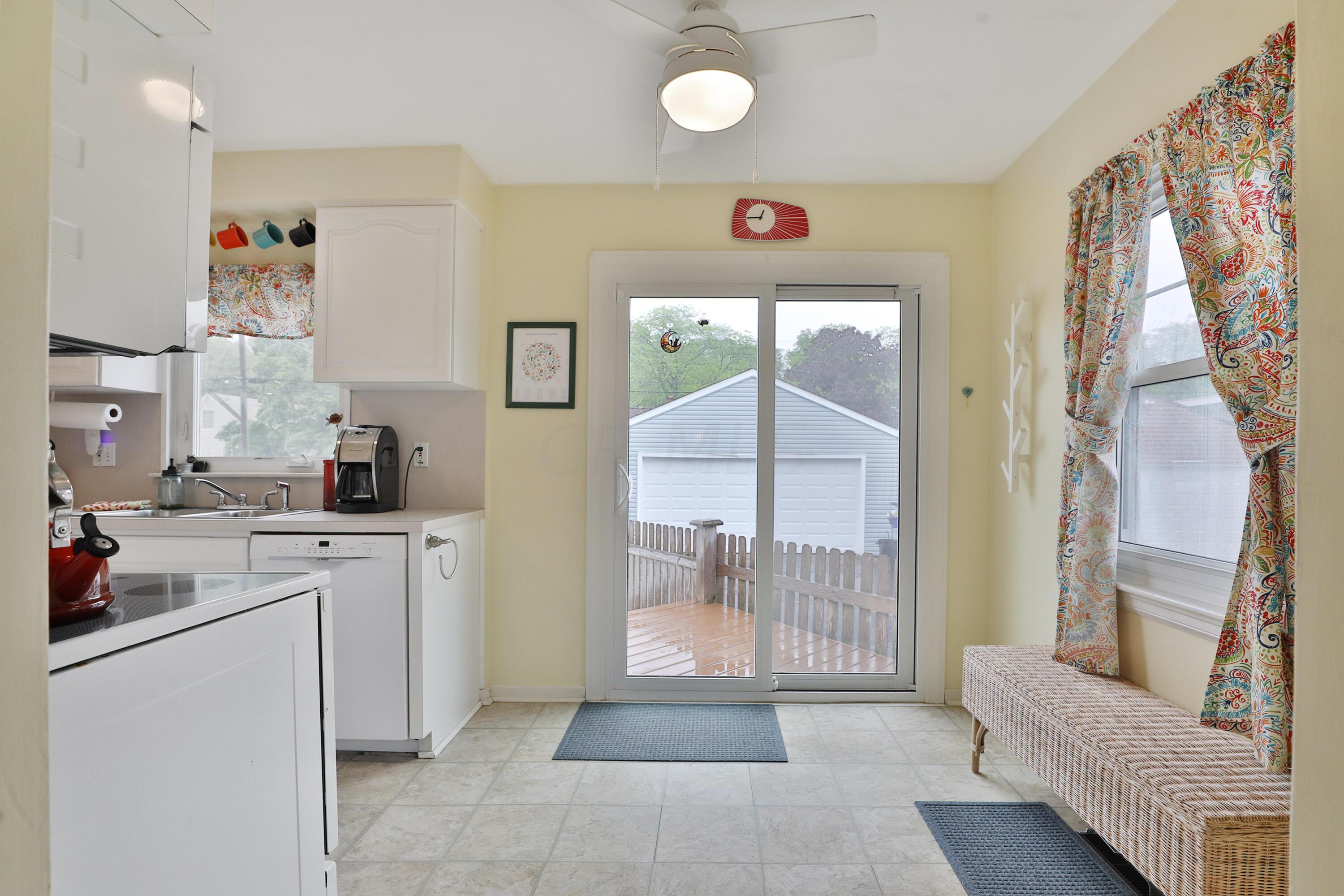 562 Northridge Road Columbus, OH 43214 - Photo 9 of 45 Eating Area/Kitchen