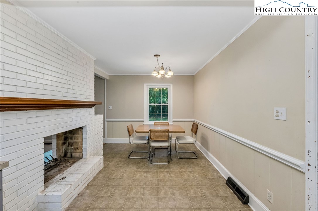 5524 Seacroft Road Charlotte, NC 28210 - Photo 12 of 36 a living room with furniture and a fireplace