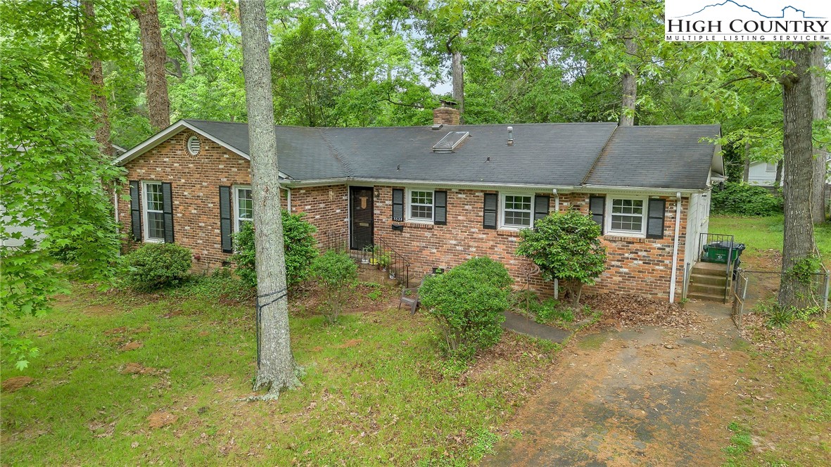 5524 Seacroft Road Charlotte, NC 28210 - Photo 2 of 36 a front view of a house with garden