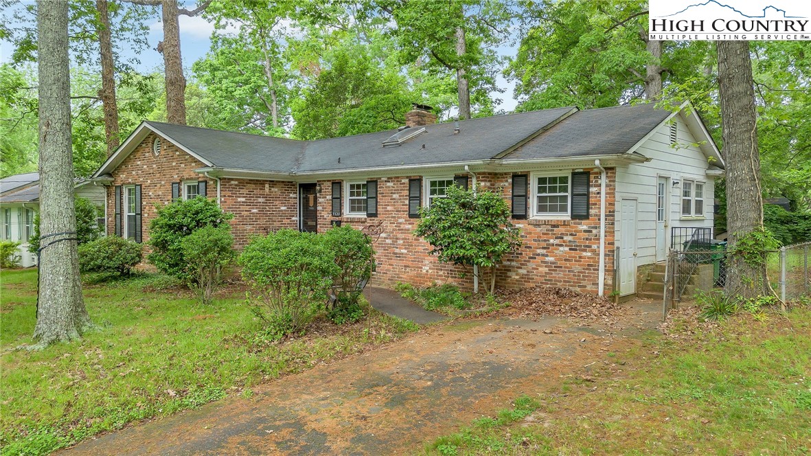 5524 Seacroft Road Charlotte, NC 28210 - Photo 3 of 36 a front view of a house with garden