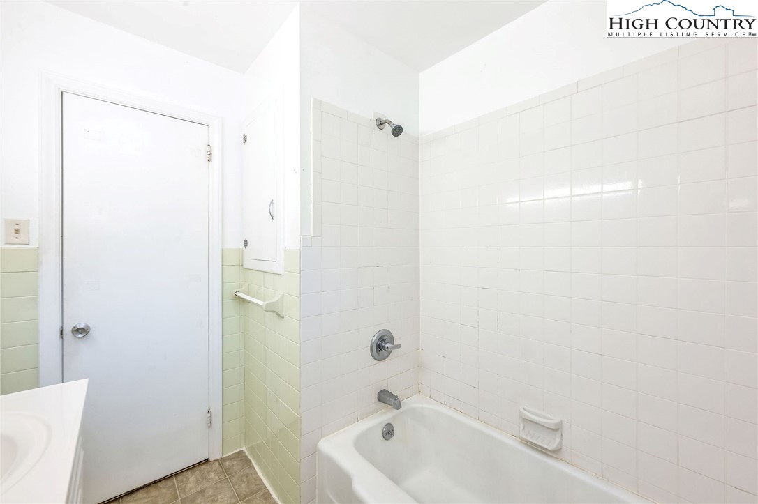 5524 Seacroft Road Charlotte, NC 28210 - Photo 32 of 36 a bathroom with a white bath tub