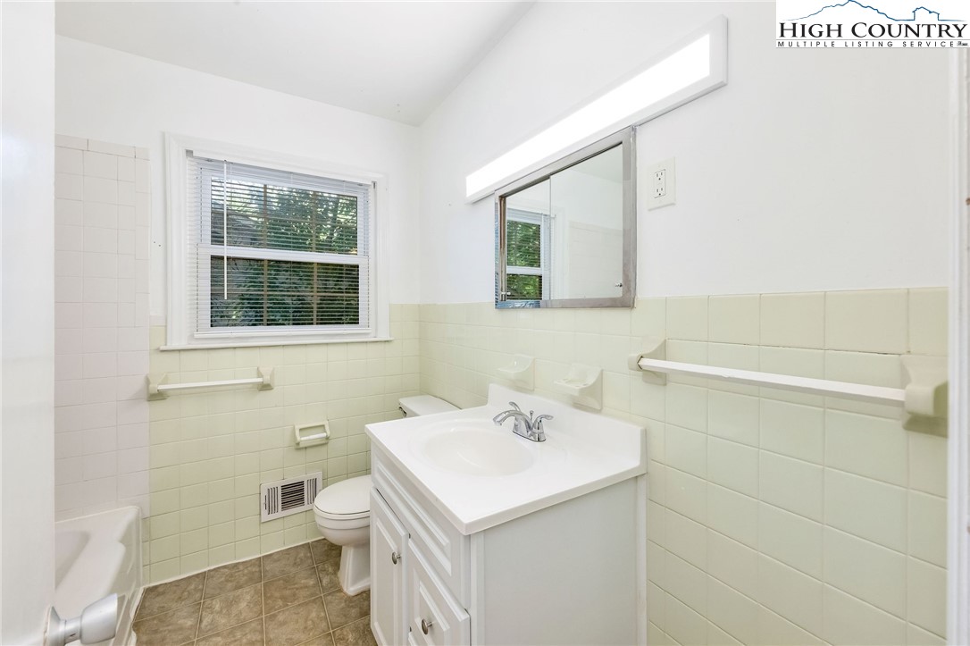 5524 Seacroft Road Charlotte, NC 28210 - Photo 33 of 36 a bathroom with a sink toilet and a mirror