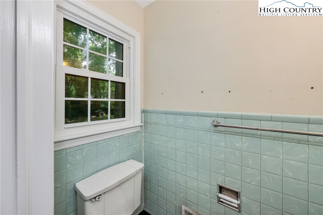 5524 Seacroft Road Charlotte, NC 28210 - Photo 34 of 36 a bathroom with a toilet