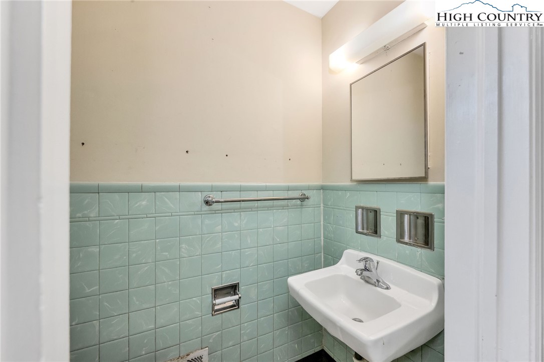 5524 Seacroft Road Charlotte, NC 28210 - Photo 35 of 36 a bathroom with a sink a mirror and shower