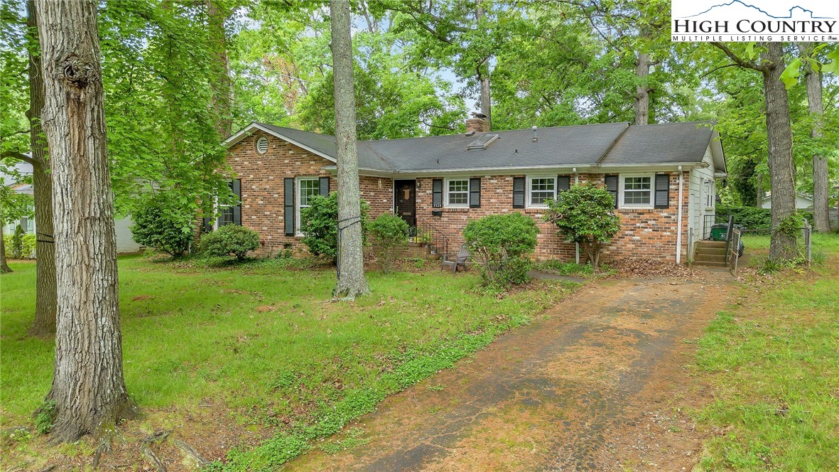 5524 Seacroft Road Charlotte, NC 28210 - Photo 4 of 36 a front view of a house with garden