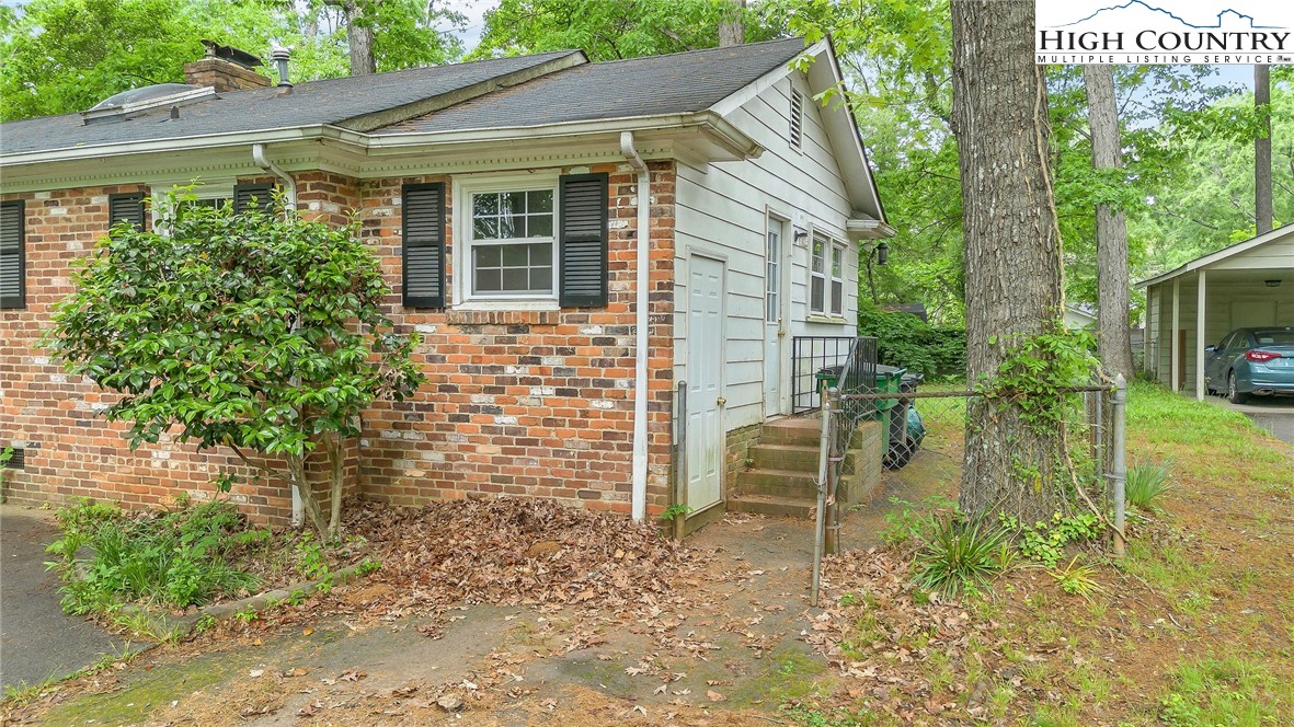 5524 Seacroft Road Charlotte, NC 28210 - Photo 5 of 36 a backyard of a house with table and chairs
