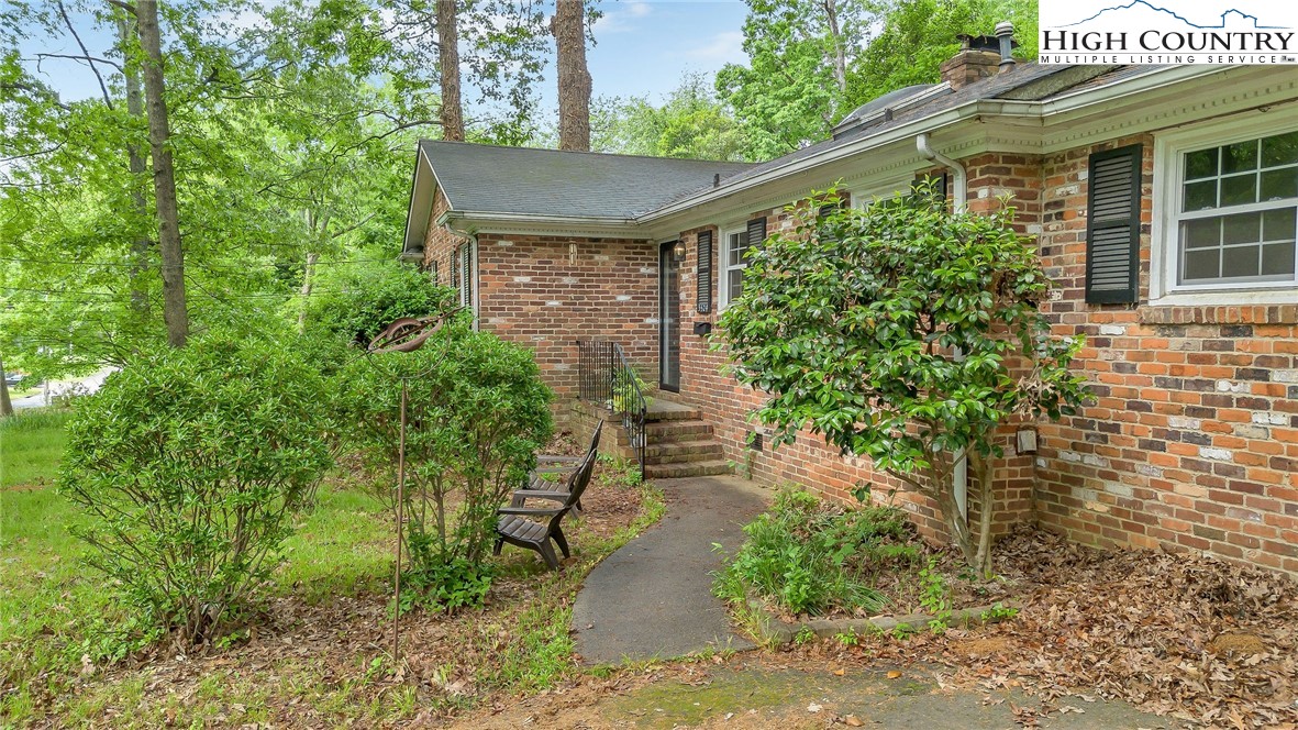 5524 Seacroft Road Charlotte, NC 28210 - Photo 6 of 36 a view of a pathway in front of house