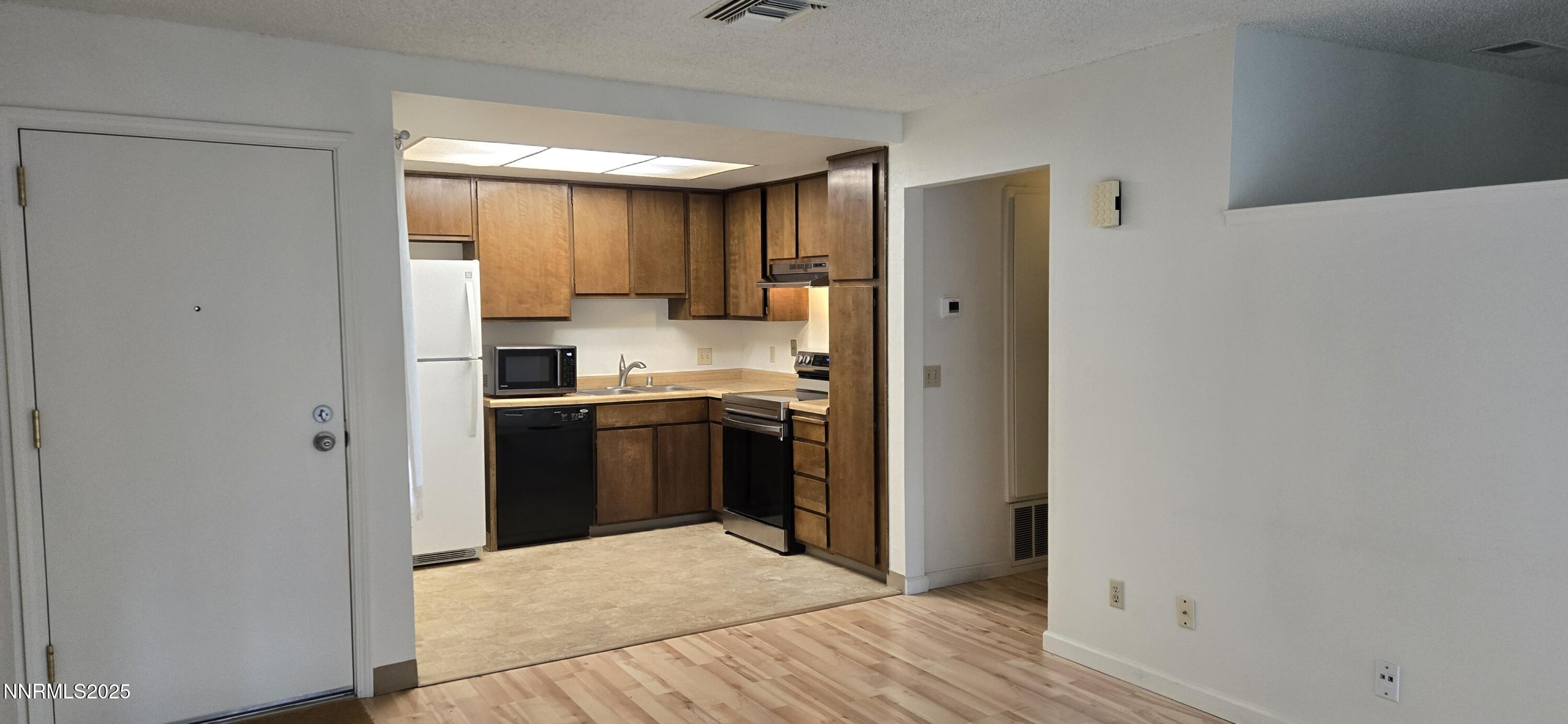 2111 Roundhouse Road Sparks, NV 89431 - Photo 8 of 33 FD Kitchen 2