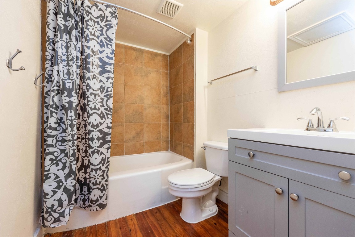 406 Lexington Road, Unit B Elgin, TX 78621 - Photo 9 of 21 a bathroom with a toilet a sink and a bathtub