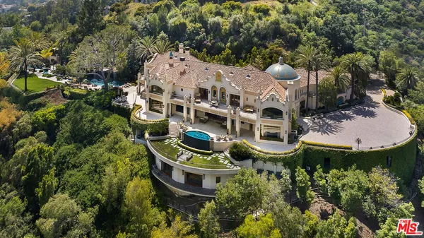 a view of livingroom with furniture
