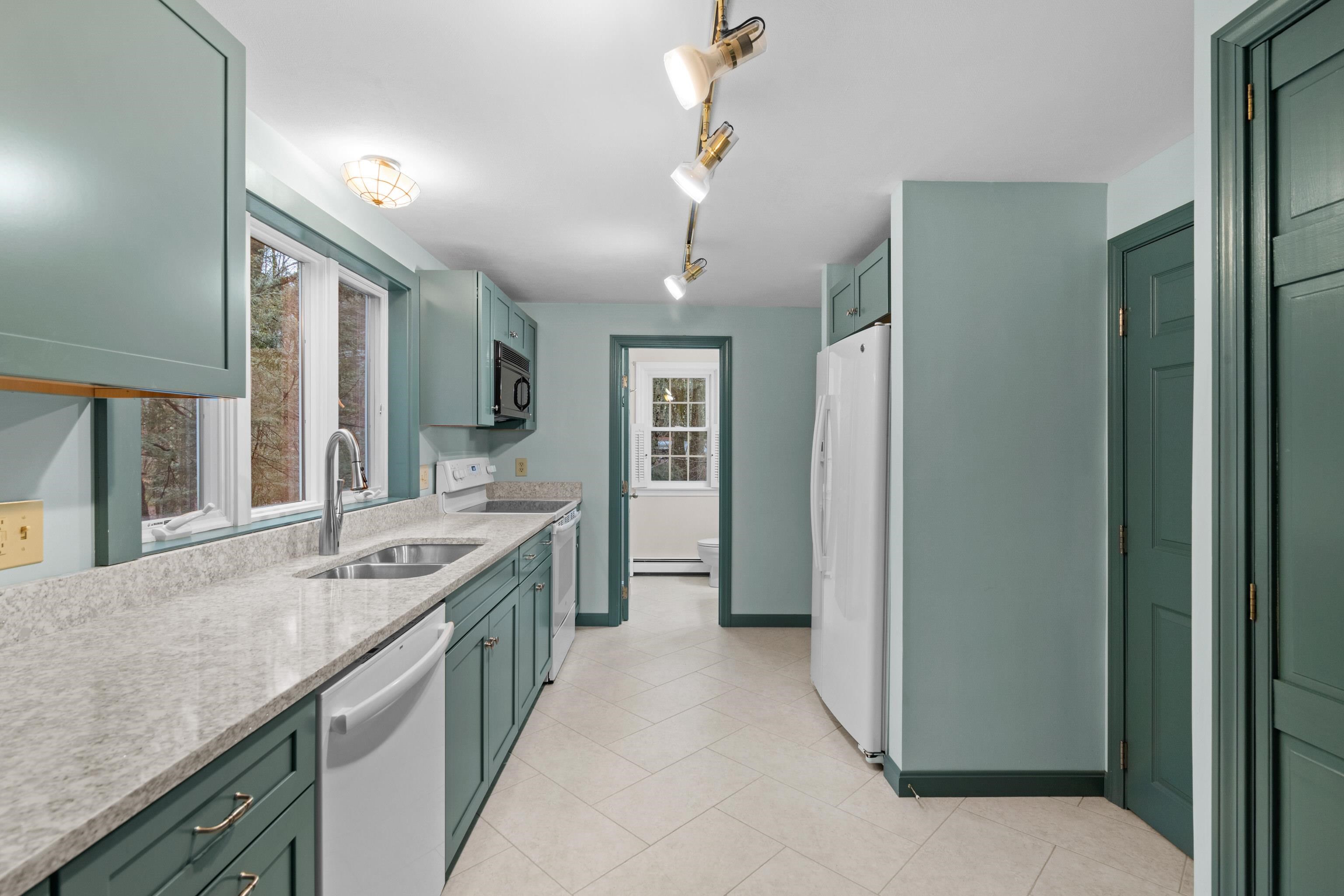 153 Old Rochester Road Somersworth, NH 03878 - Photo 3 of 39