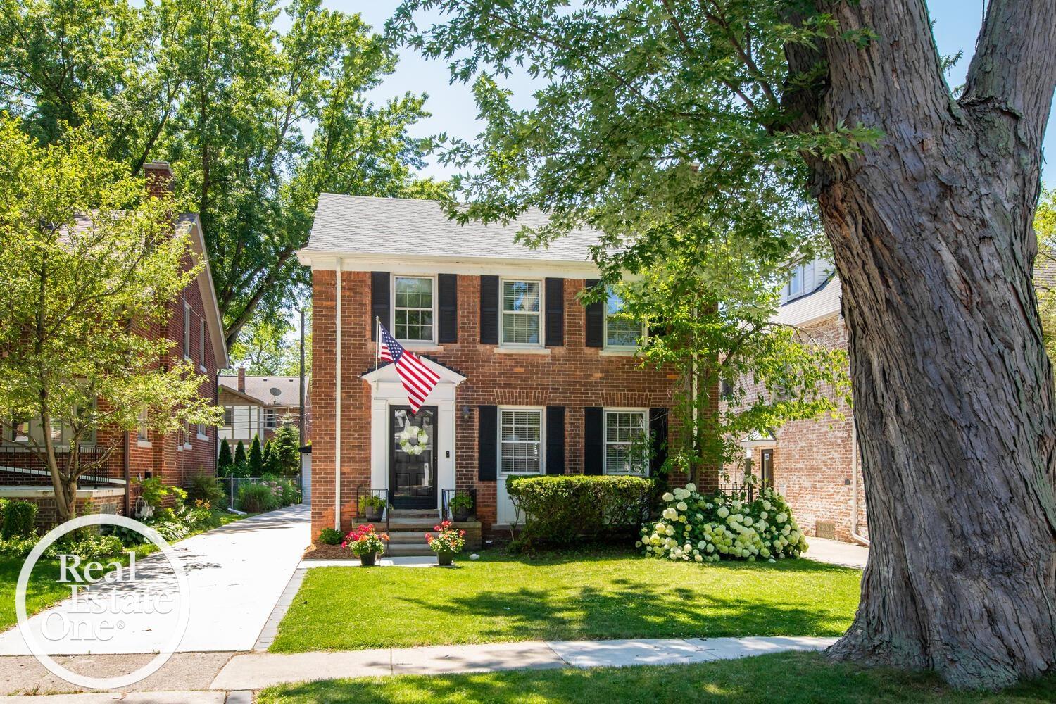 279 Merriweather Road Grosse Pointe Farms, MI 48236 - Photo 2 of 32