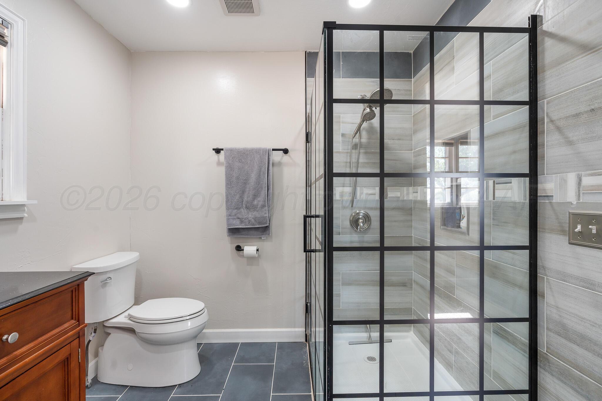 700 West Cleveland Street Dimmitt, TX 79027 - Photo 19 of 40 a bathroom with a toilet and a shower