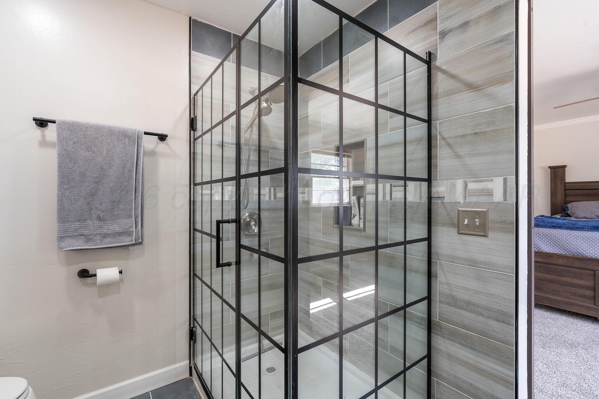 700 West Cleveland Street Dimmitt, TX 79027 - Photo 20 of 40 a bathroom with a shower