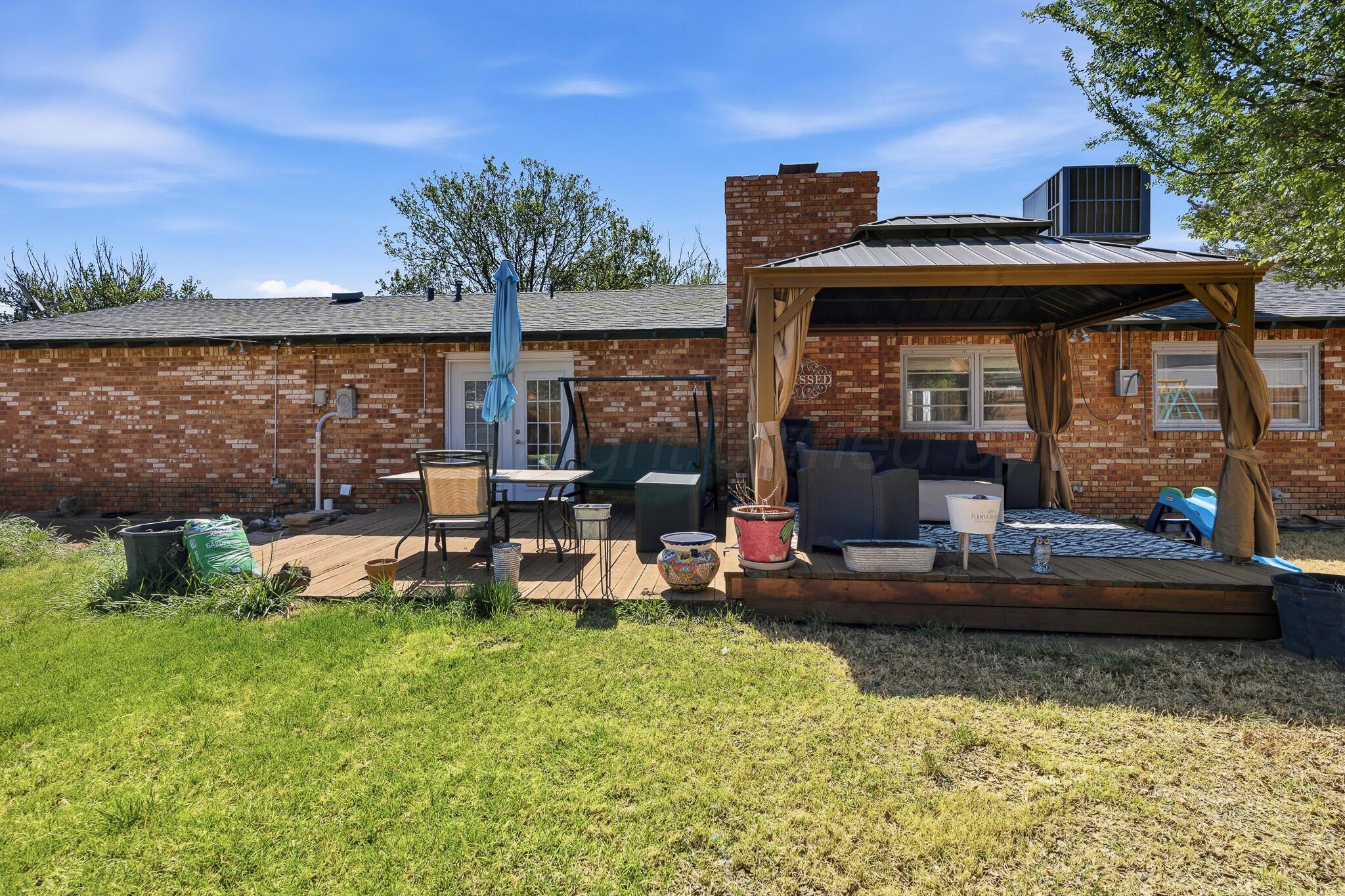 700 West Cleveland Street Dimmitt, TX 79027 - Photo 35 of 40 a view of a chairs and table in a patio