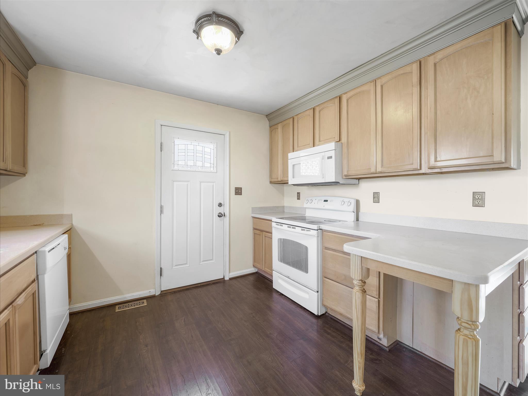 104 Rebecca's Court Smithsburg, MD 21783 - Photo 8 of 34 a kitchen with a stove a sink and a refrigerator