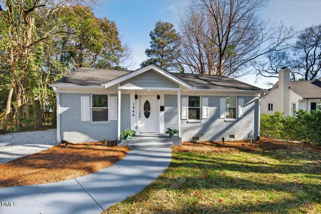 a view of a house with backyard