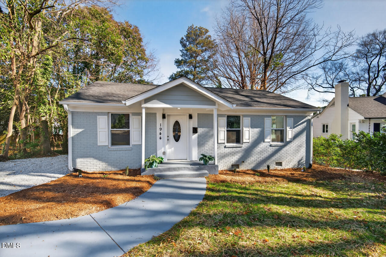 a view of a house with backyard