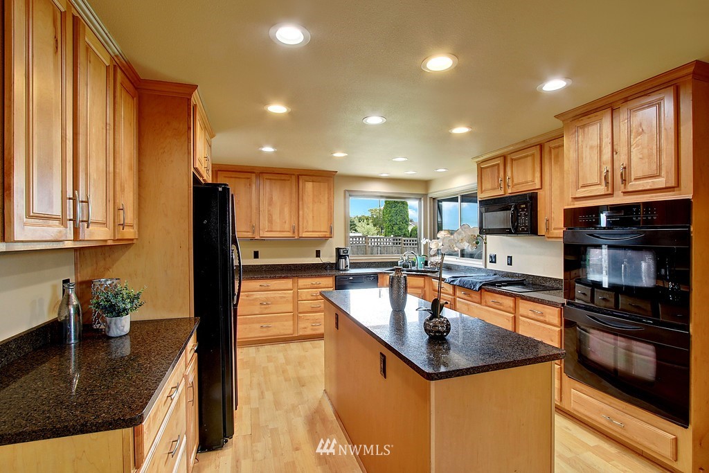 420 Rockefeller Avenue Everett, WA 98201 - Photo 6 of 25 Gallery Image 6