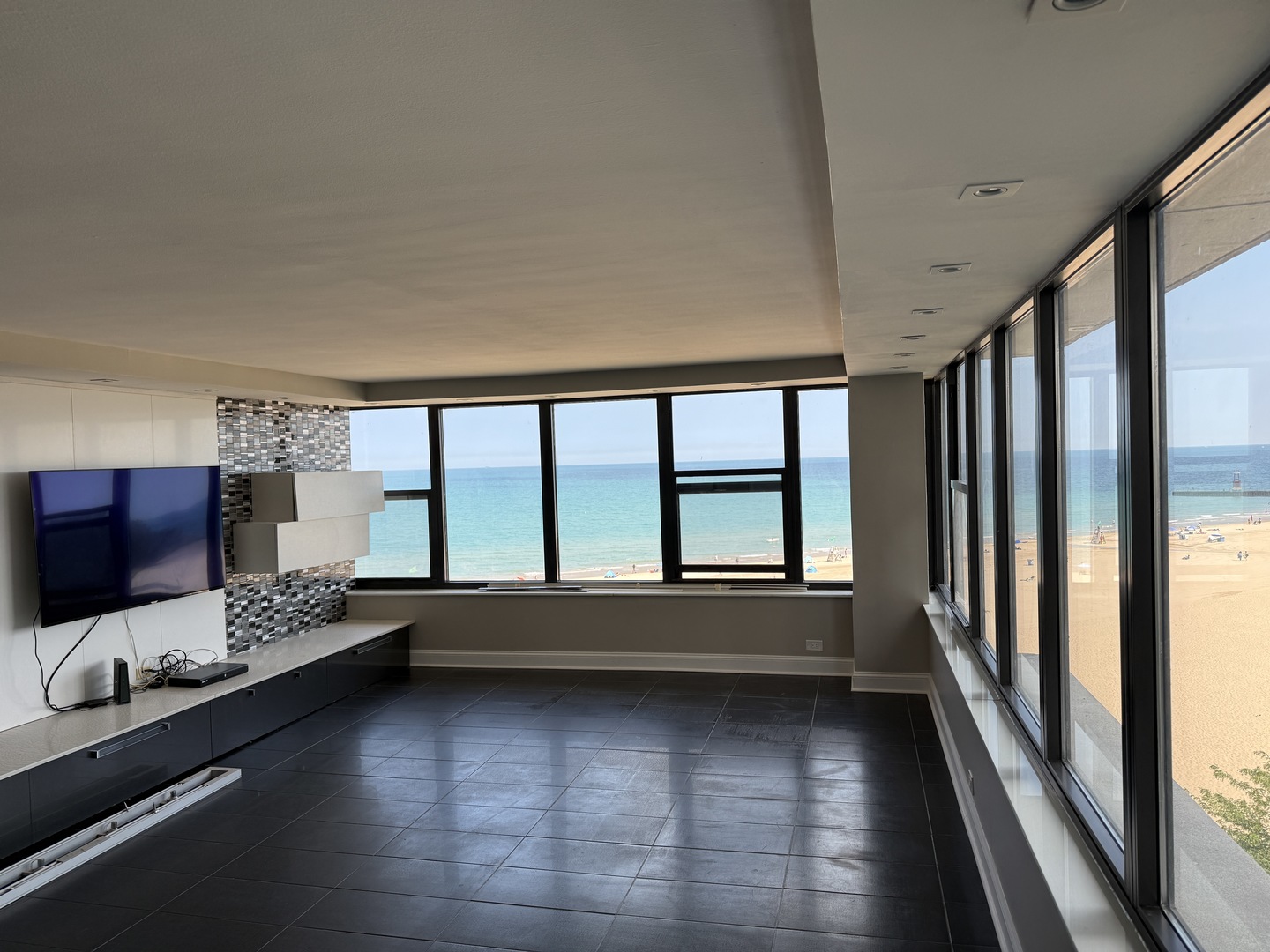 5801 North Sheridan Road, Unit 7D Chicago, IL 60660 - Photo 9 of 34 Gallery Image 9