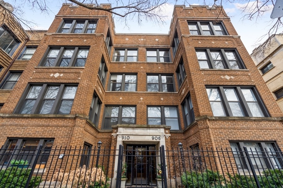 906 West Ainslie Street, Unit 1E, Chicago, IL 60640 Compass