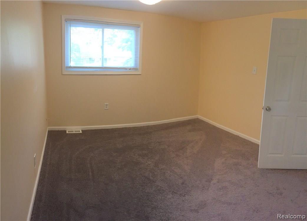 2985 Emmons Avenue Rochester, MI 48307 - Photo 29 of 39 26 UPSTAIRS BEDROOM.jpg