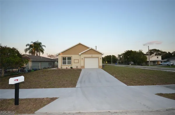 $2,450 | 2197 Davis Court, Fort Myers, FL 33916
