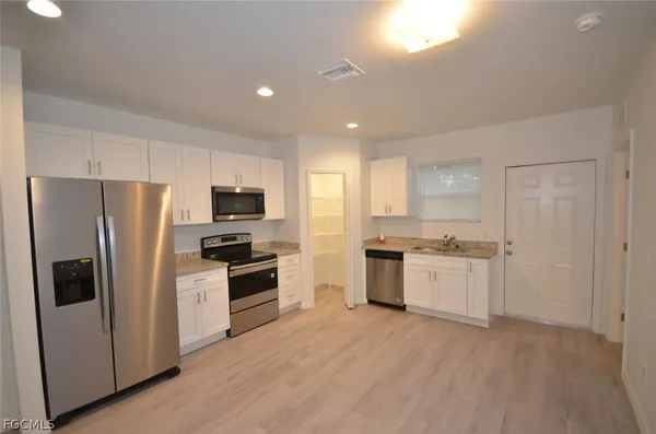 $2,450 | 2197 Davis Court, Fort Myers, FL 33916