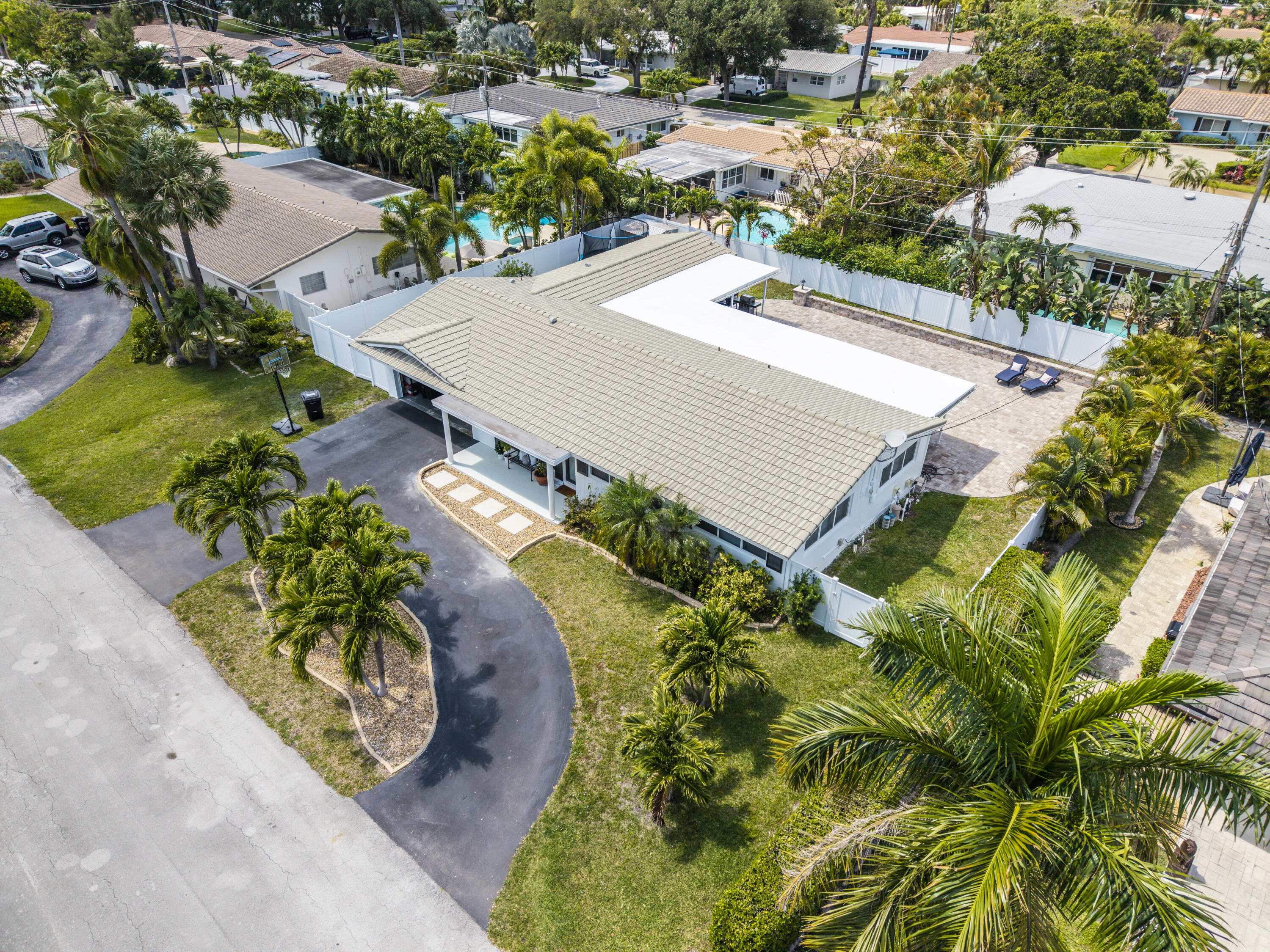 2231 Northeast 34th Street Lighthouse Point, FL 33064 - Photo 31 of 34 DJI_20260430150049_0116_D