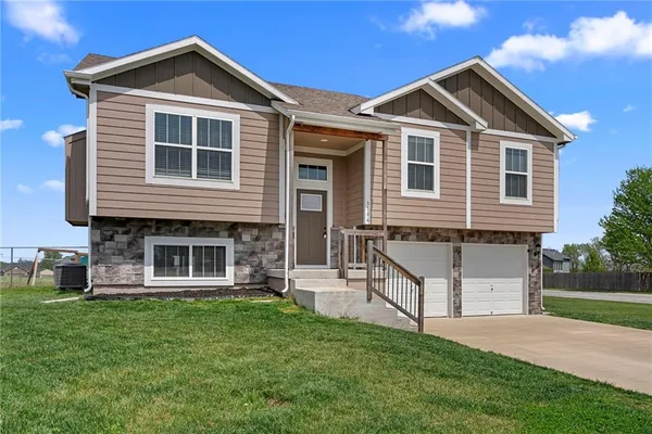 $340,000 | 3106 Katy Trail Drive, Harrisonville, MO 64701