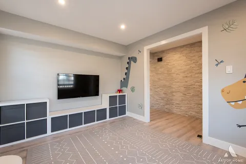 a view of a livingroom with furniture