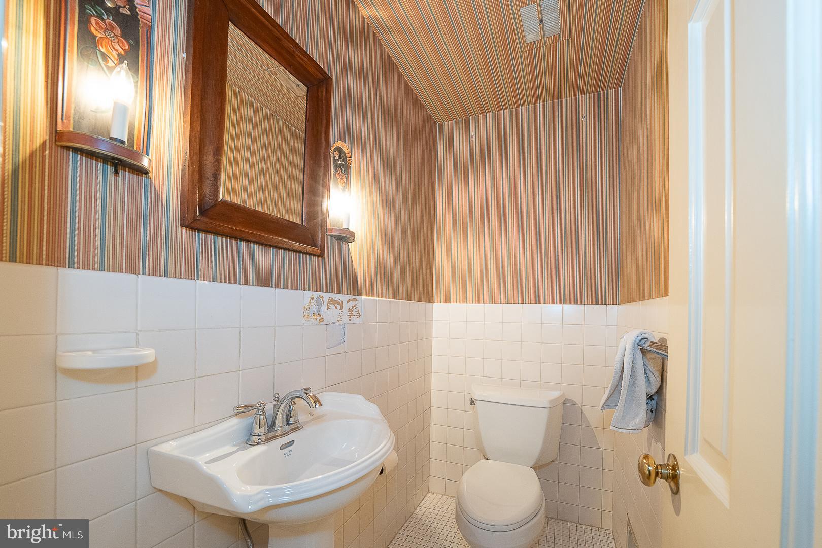 577 Tory Hill Road Devon, PA 19333 - Photo 21 of 63 Main Floor Powder Room