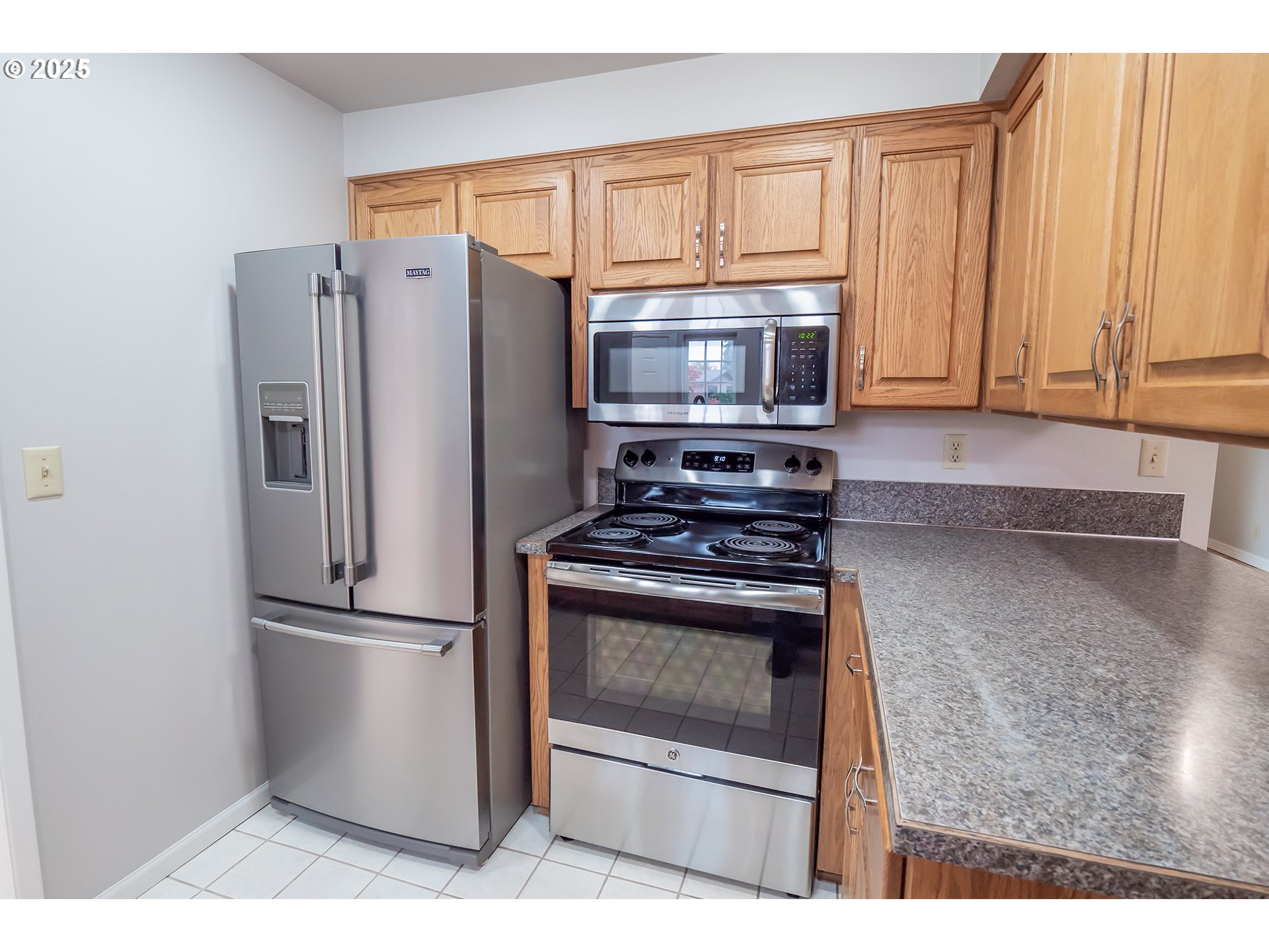2556 Dumas Drive Springfield, OR 97477 - Photo 17 of 48 a kitchen with granite countertop a refrigerator stove and microwave