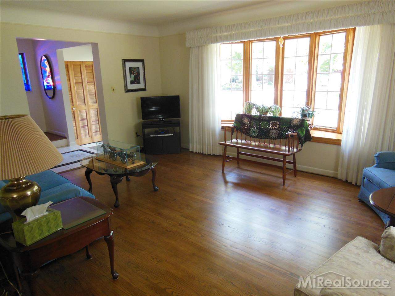 1147 Hawthorne Road Grosse Pointe, MI 48236 - Photo 5 of 14 31210121-4.JPG
