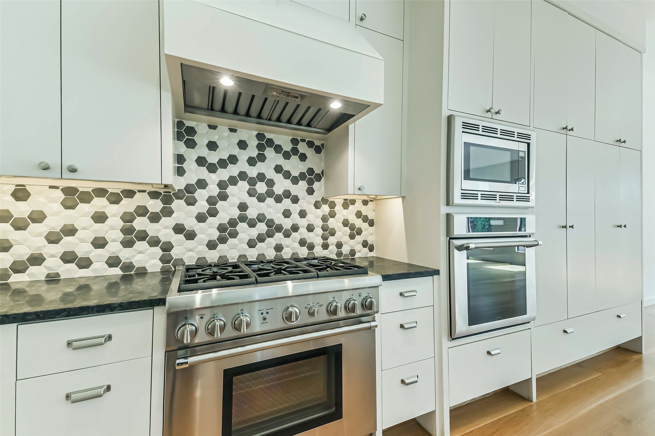 815 Alexander Street Houston, TX 77007 - Photo 21 of 49 6-burner gas range with custom tile backsplash.