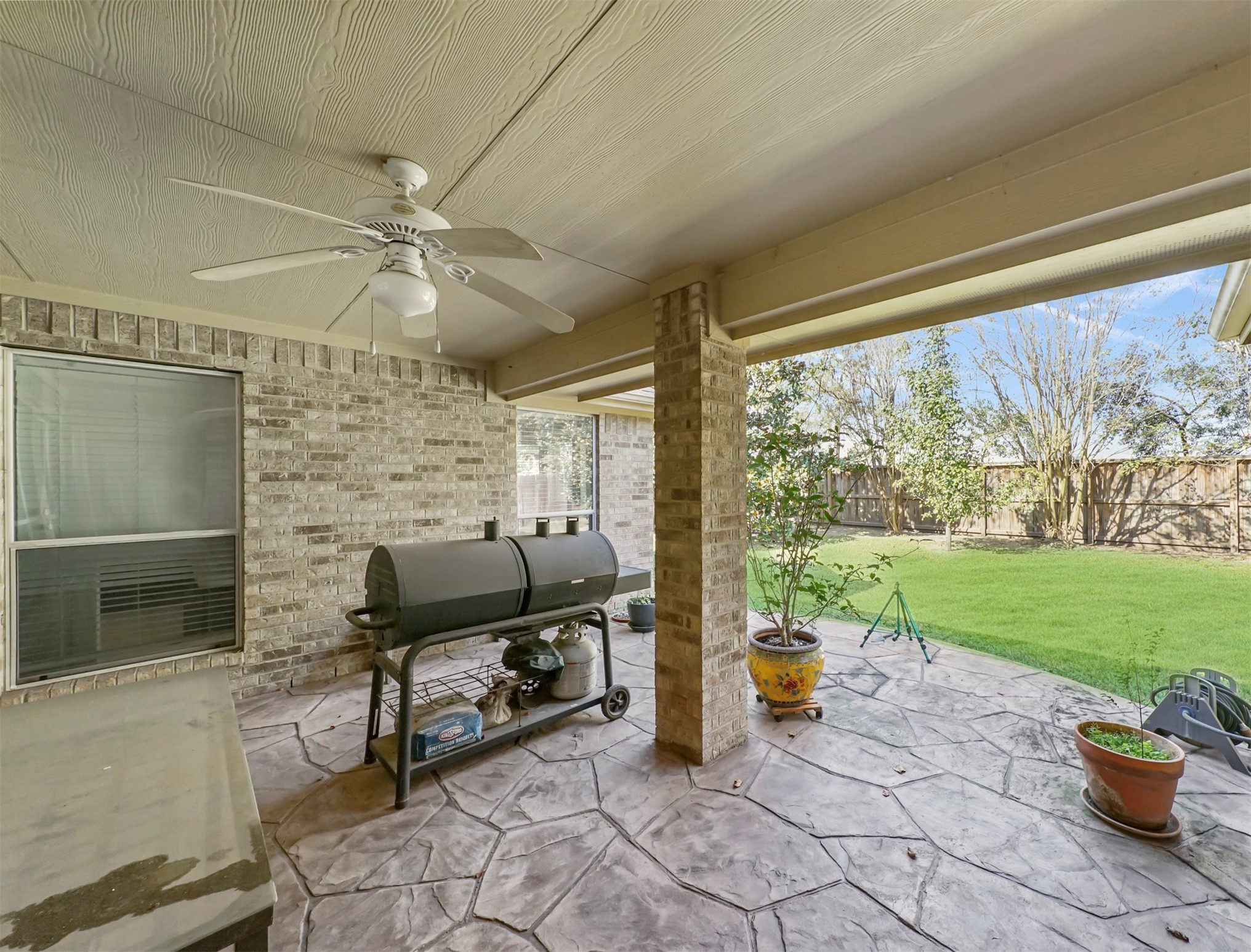 8214 Garrison Point Drive Houston, TX 77040 - Photo 28 of 37 a living room filled with furniture and a garden