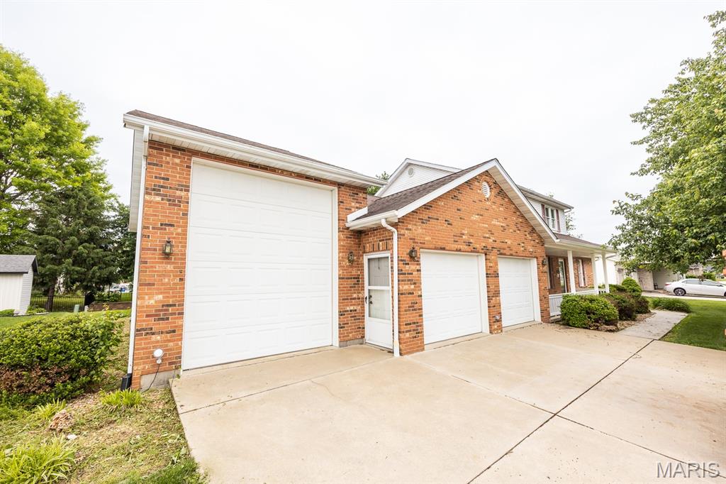 1134 Quail Point Mascoutah, IL 62258 - Photo 2 of 33