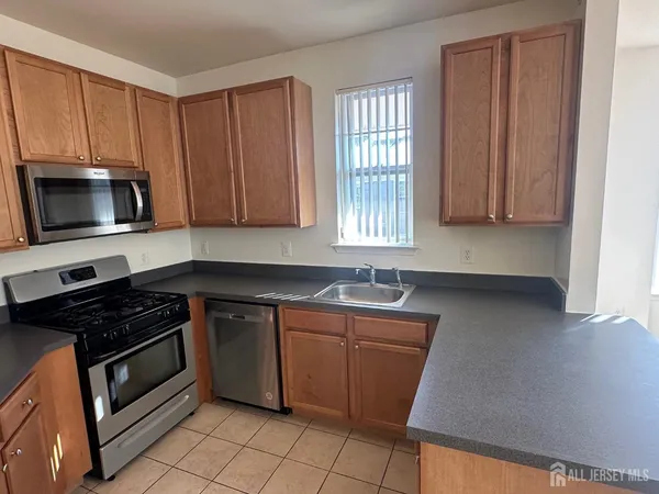 $2,595 | 50 Roosevelt Avenue, Unit 4305, Carteret, NJ 07008