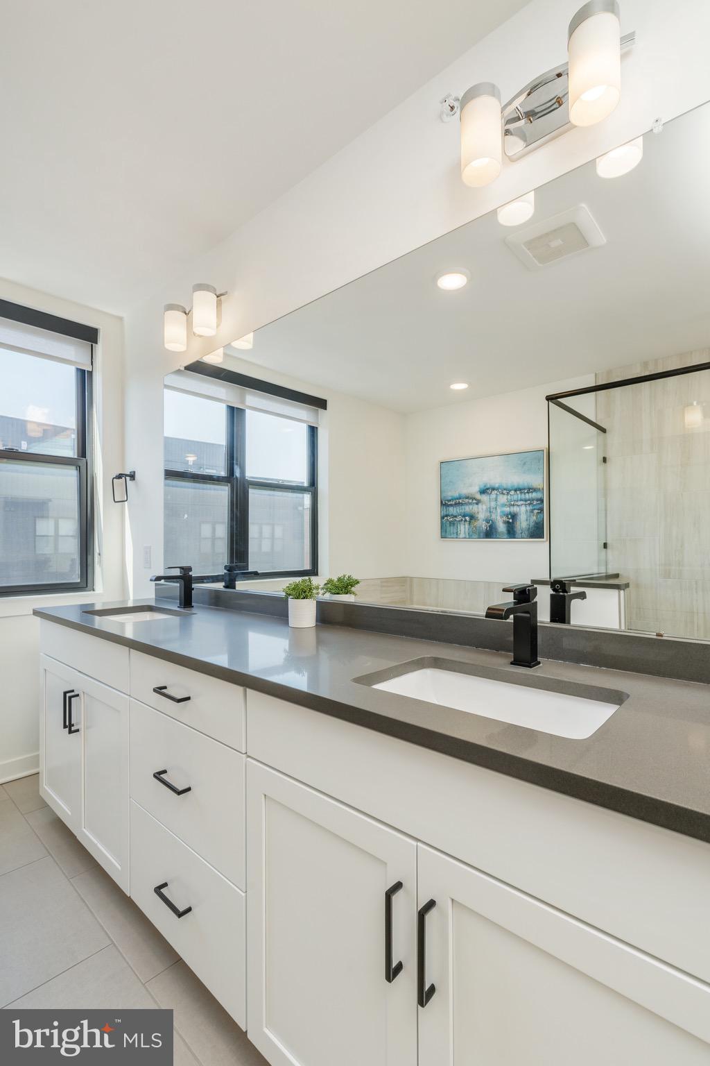 4571 Riverside Way Philadelphia, PA 19127 - Photo 27 of 41 Primary Bathroom