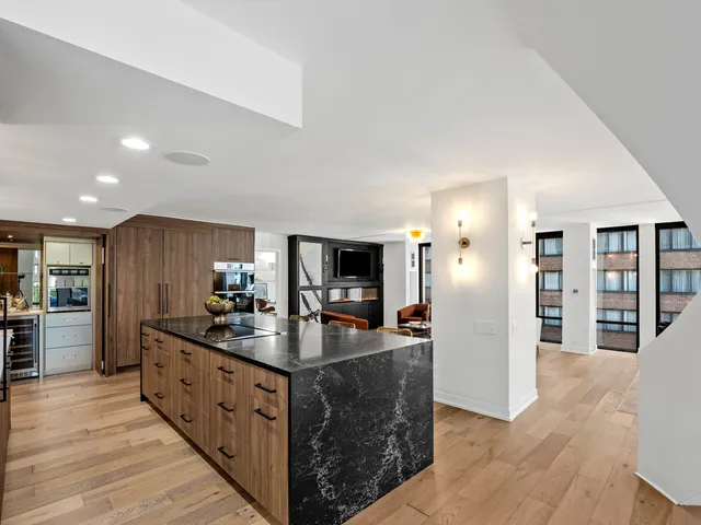 $1,299,900 | 200 East Delaware Place, Unit 89C, Chicago, IL 60611