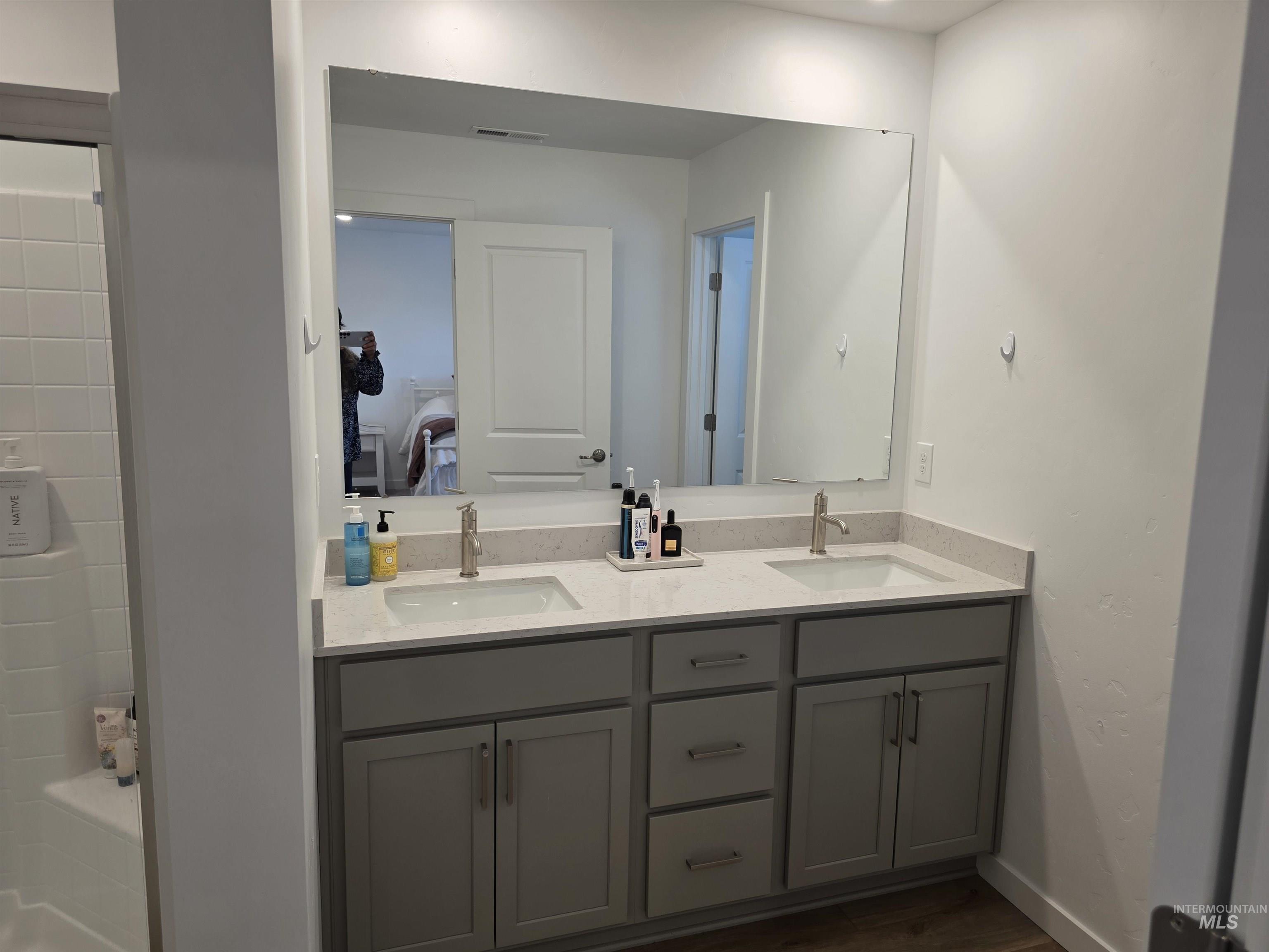 168 North Stratus Way Eagle, ID 83616 - Photo 21 of 35 Full bathroom with double vanity and LVP floors