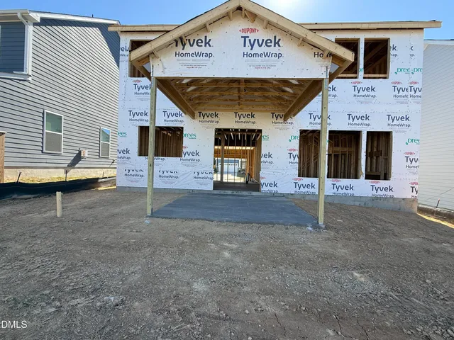 a view of a front of the house